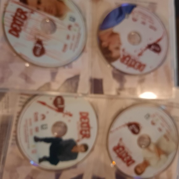 Dexter Seasons 1-3 DVDs and Bonus Disc Dexter Panel from Comic-Con - Picture 8 of 11